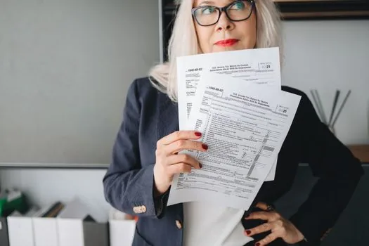 employer preparing final payroll transfer and tax documents