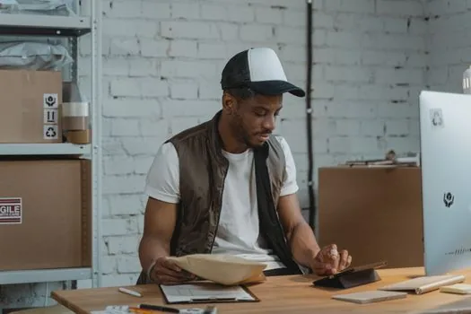 small manufacturer manager sending delivery delay notice email with calendar and contract files
