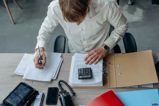 Korean accountant and shop owner marking deductible and non deductible card expenses on spreadsheet before VAT filing, realistic office photo | 부가세 신고 전 카드 사용내역의 공제·불공제 여부를 다시 분류하는 장면