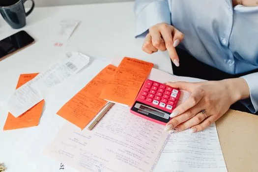 Korean business desk with VAT notice, payment calendar, calculator and bank balance memo, realistic office photo | 세금 납부 일정과 자금 계획을 함께 확인하는 장면