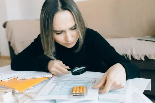 Korean cafe owner checking online tax notice on laptop with November calendar and calculator, realistic office photo | 홈택스 고지세액과 11월 납부 일정을 함께 확인하는 장면