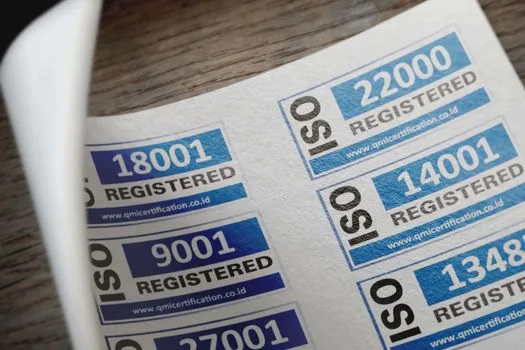 Korean ecommerce owner searching for original mail order business registration certificate in document folder