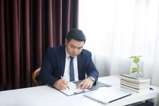 Korean HR manager preparing Work24 job posting evidence with calendar marked seven days, factory hiring documents and laptop, realistic bright office | 내국인 구인노력 7일 증빙을 정리하는 장면