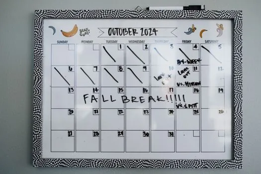 Korean payroll calendar marking employment date, next month end deadline, and salary withholding update, realistic office photo | 취업일 다음 달 말일과 급여 반영월을 나눠 표시한 급여 달력