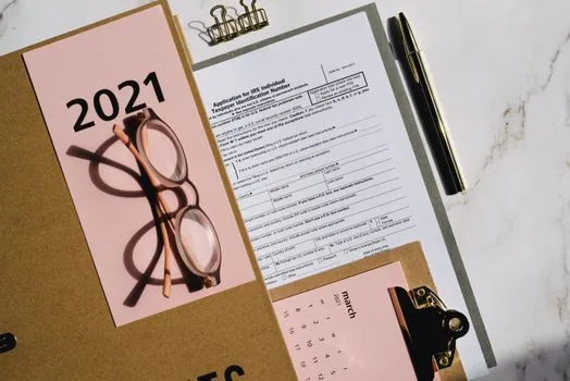 Korean small business payroll ledger, employee list, calculator, insurance notice, and March deadline calendar on a clean office desk
