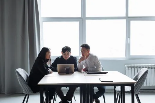Korean startup founder and accountant discussing payroll budget, supplier contract and hiring plan