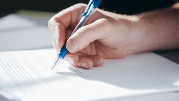 lease contract, business registration correction form, office key, address checklist on Korean small business desk | 사업장 주소 이전 때 임대차계약서와 정정서류를 준비하는 장면