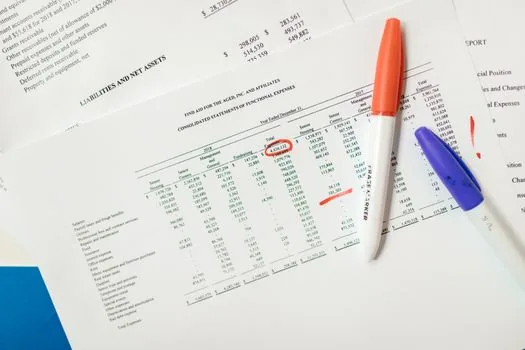 small business cashflow spreadsheet with installment payment rows, tax notice and calculator, realistic Korean office photo | 분납 금액과 납부일을 현금흐름표에 맞추는 장면