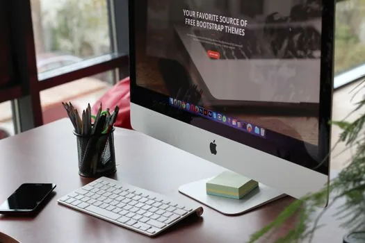 small business hiring notice and resumes on desk, realistic Korean office, no logos | 채용 공고와 이력서를 검토하는 소규모 회사 책상 | Photo by fauxels on Pexels
