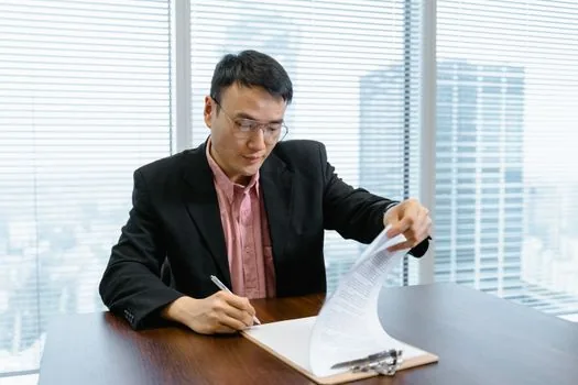 Small business owner checking image license and sponsorship contract clauses on tablet, clean desk, realistic Korean office photo | 협찬 제안 전 이미지 권리 확인 | 사진·로고·기사 캡처 사용 조건을 점검하는 이미지