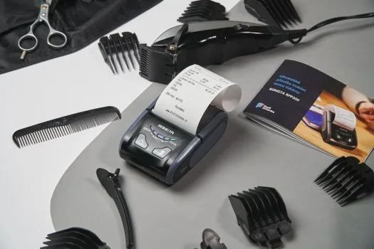 small retail counter with receipt printer, cash payment note, and owner checking 100000 won threshold checklist | 매장에서 현금 결제와 현금영수증 발급 기준을 확인하는 장면