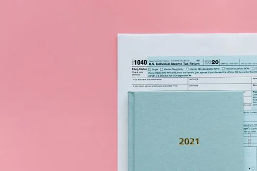 tax calendar marked three days before due date, VAT filing documents and laptop application screen, realistic photo | 납부기한 3일 전 신청 기준을 달력에 표시한 장면