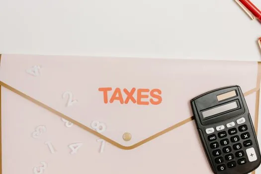 tax calendar showing monthly payroll deadline concept with documents, pen and calculator on a Korean small business desk, realistic editorial photo, no logos, no readable text