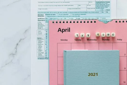 tax calendar with March deadline, 60 day memo, and accountant reviewing cash receipt merchant status | 현금영수증 가맹점 가입 기한과 세무 일정을 정리하는 모습