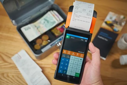 VAT planning checklist with receipts, supplier invoice, equipment purchase quote, and calculator | 장비 매입과 부가세 환급 가능성을 점검하는 모습