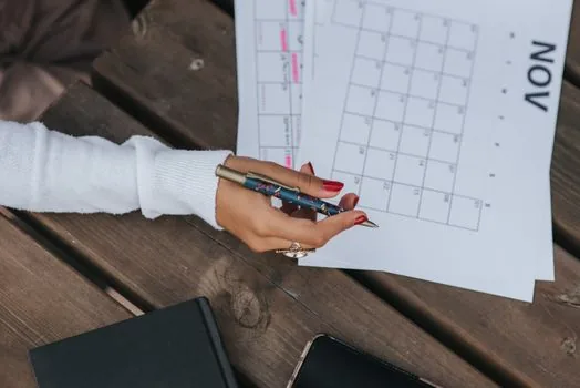 Business owner marking production process change, waste volume increase and report update dates on calendar | 폐기물 배출량 증가와 공정 변경신고 일정을 표시하는 장면