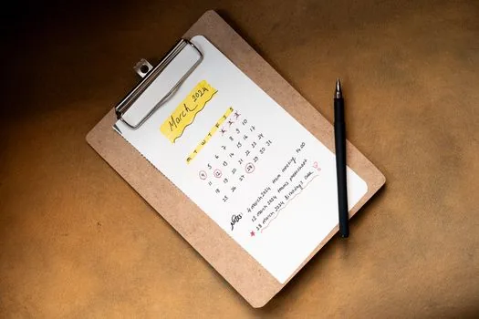 Franchise contract calendar marked fourteen days, disclosure document receipt and deposit checklist on desk, realistic Korean office scene | 정보공개서 수령일과 14일 숙고기간을 달력에 표시하는 모습