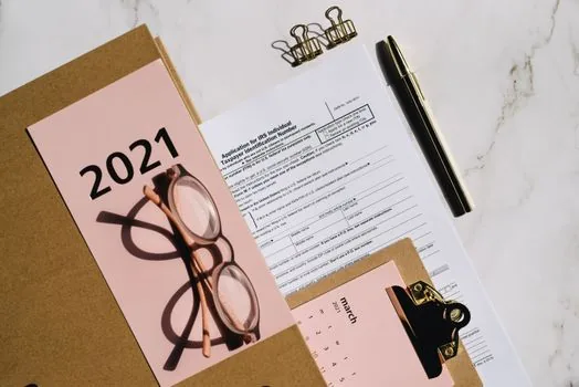 funding application folder with neatly named tax certificate PDFs and business registration documents on monitor | 정책자금 신청 폴더에 국세 증명서 PDF를 정리하는 장면