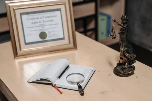 Korean founder arranging business registration certificate, corporate registry certificate and ID card beside bank visit checklist, realistic office desk photo | 법인통장 개설 전 기본 서류를 한 폴더에 정리하는 장면