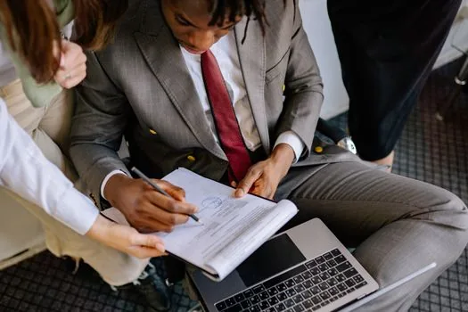 Korean founder preparing business registration application, lease contract and store opening checklist on laptop desk | 사업자등록 신청과 상가 임대차 서류를 함께 정리하는 장면
