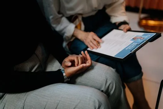 Korean HR desk with recruitment announcement draft, applicant resume envelope, calendar marked 14 and 180 days, realistic office photo | 채용공고와 반환청구기간을 함께 점검하는 장면