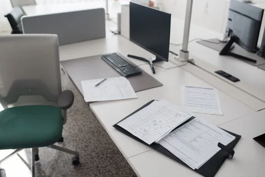 Korean office filing employee social insurance receipt PDF, payroll binder, secure document folder on monitor, realistic business photo | 4대보험 신고 접수증과 급여 서류를 보관하는 장면