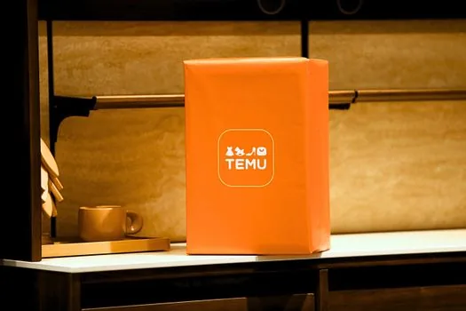Korean online store operator reviewing supplement product detail page claims before upload, checklist and product boxes on desk | 건강기능식품 상품 상세페이지 표현을 점검하는 장면