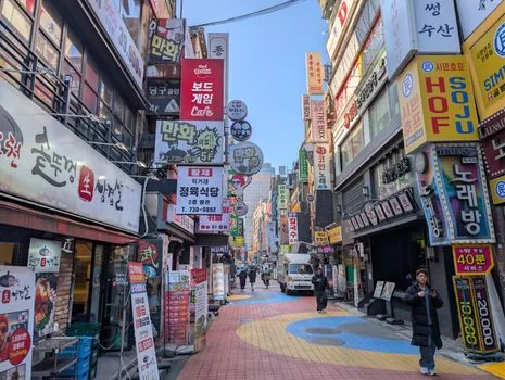 Korean shop opening checklist with signboard dimensions, lighting memo, local ordinance note and storefront schedule | 간판 규격과 조명 방식, 오픈 일정을 대조하는 체크리스트