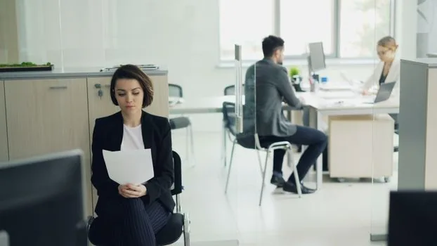 Korean small business CEO checking employment insurance and priority-supported company checklist before employee training application | 기업직업훈련카드 신청 전 사업장 자격 체크리스트를 확인하는 장면