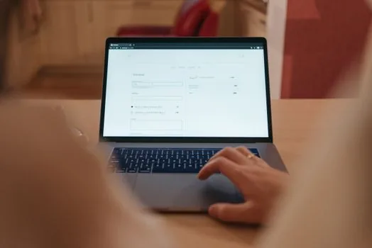 Korean small business owner checking submission receipt number and status on laptop screen | 4대보험 신고 접수번호와 처리상태를 확인하는 장면