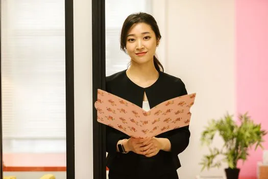 Korean small company HR checklist with resignation letter, employment contract and payroll spreadsheet, bright office scene | 이직사유와 평균임금 자료를 대조하는 장면