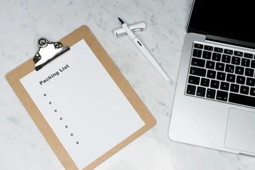 laptop recruitment platform beside paper certificate copies and return request form, small company HR checklist, realistic editorial photo | 온라인 제출 서류와 종이 원본을 구분하는 모습