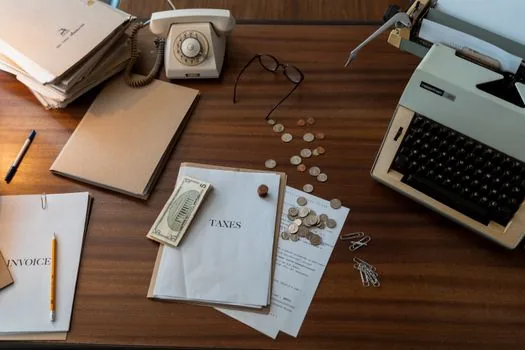 organized tax folder with expense rate file year memo industry code list and laptop search page | 귀속연도와 업종코드 조회 결과를 신고 폴더에 정리하는 장면