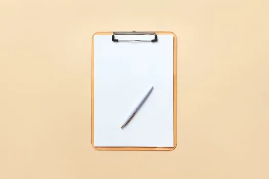 privacy consent note with purpose data items retention period refusal right checklist, clean Korean office desk, no readable private data | 수집 목적과 보유기간을 확인하는 장면
