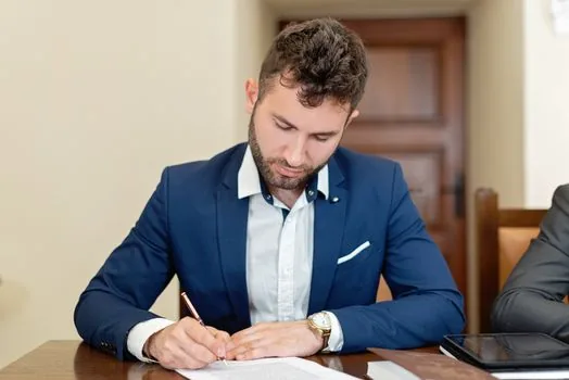 Prospective small business founder checking nearby franchise store list, map pins and cost memo before signing contract, realistic desk photo | 인근 가맹점 현황과 상권 겹침을 확인하는 모습