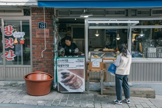 reservation form fields split into required name phone and optional marketing consent, Korean small business desk, realistic photo | 예약폼 필수항목과 선택항목을 나누는 장면