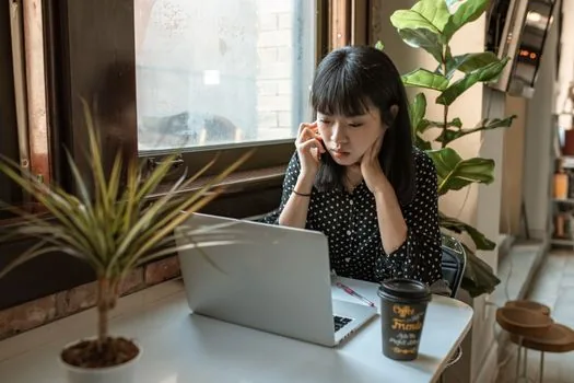 small business owner deleting old reservation form responses from spreadsheet and email archive, realistic desk scene | 예약폼 응답 보관 위치와 삭제 기준을 점검하는 장면