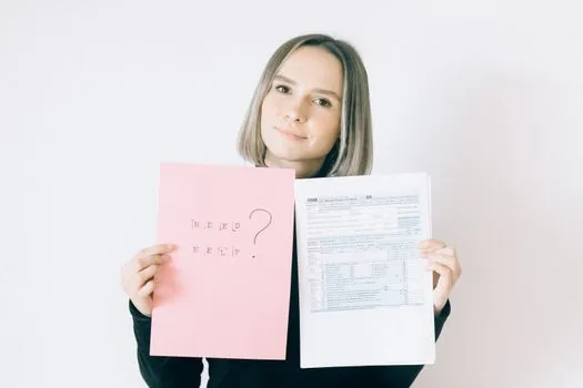 Small business subsidy application folder with withholding tax report PDF checklist, payroll ledger and business registration certificate | 지원사업 제출서류 폴더를 정리하는 장면