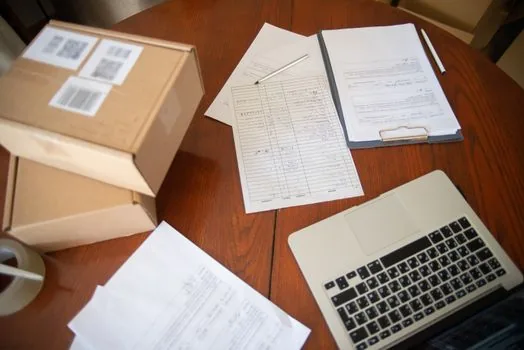 Small ecommerce team checking mobile product detail page, product label, refund checklist and parcel on desk, realistic editorial photo | 모바일 상세페이지에서 상품정보와 반품 조건을 검토하는 장면