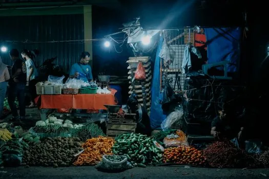 Small grocery owner marking municipal scale inspection date on wall calendar beside electronic scale | 지자체 저울 검사 날짜를 매장 달력에 표시하는 모습