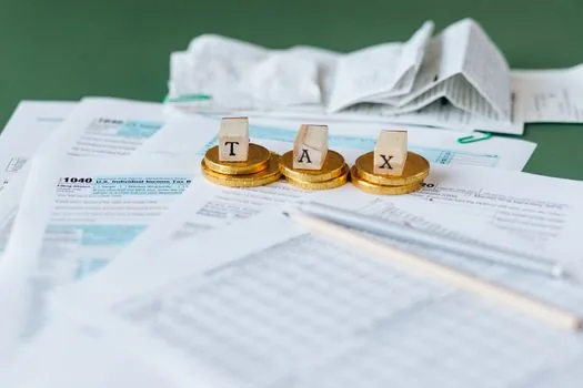 tax calendar marked 25th with receipts and inventory notes
