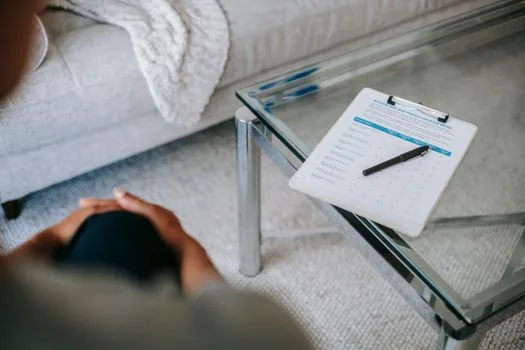 laptop with abstract workplace risk assessment form, printed checklist, safety gloves and pen on bright desk, no brand logos | KRAS와 현장 체크리스트를 함께 확인하는 장면